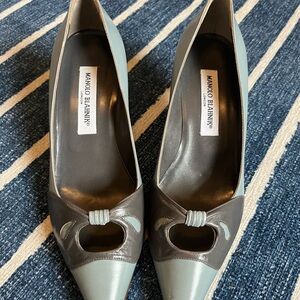 Authentic Vintage Manolo Blahnik pumps. Size 39 two tone gray and blue.